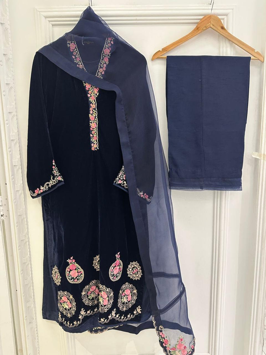 Agha Noor three-piece velvet suit